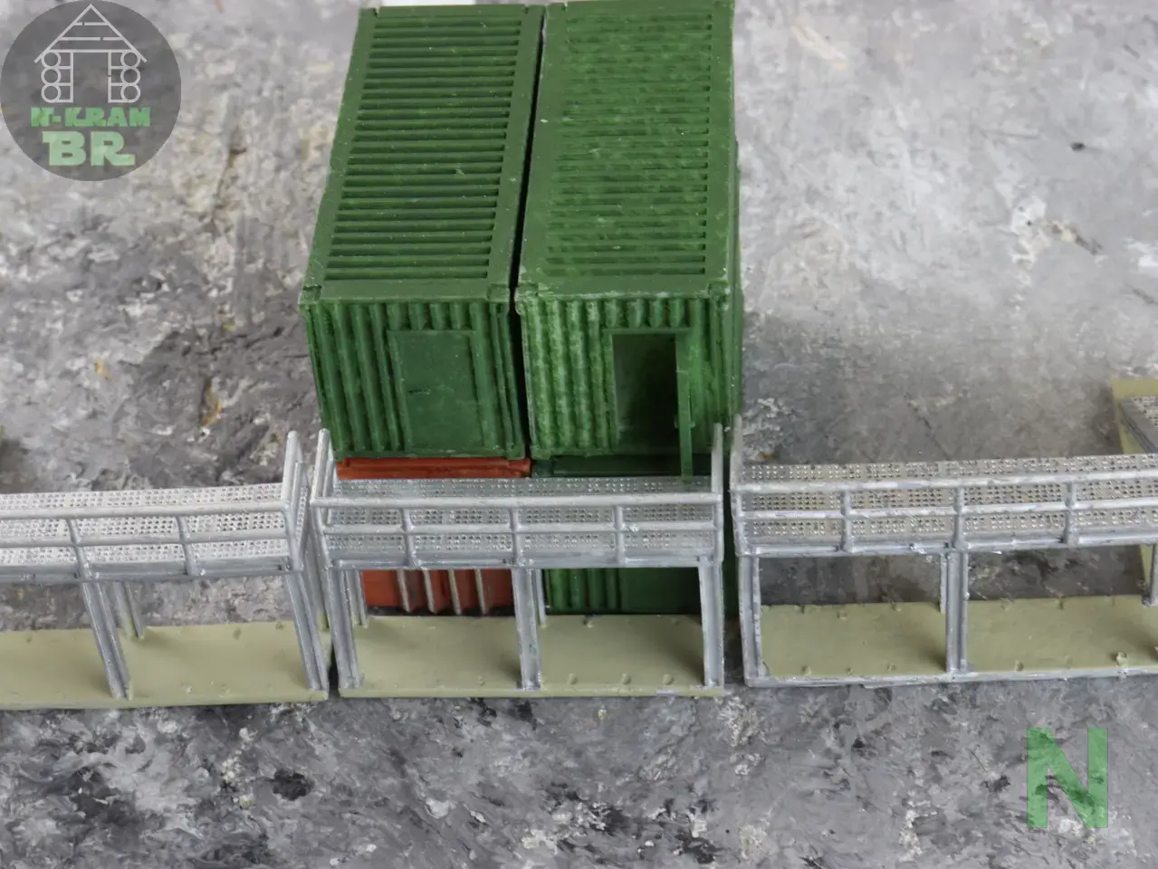 Containertreppe links und rechts mit Galerie für Wohncontainer in N